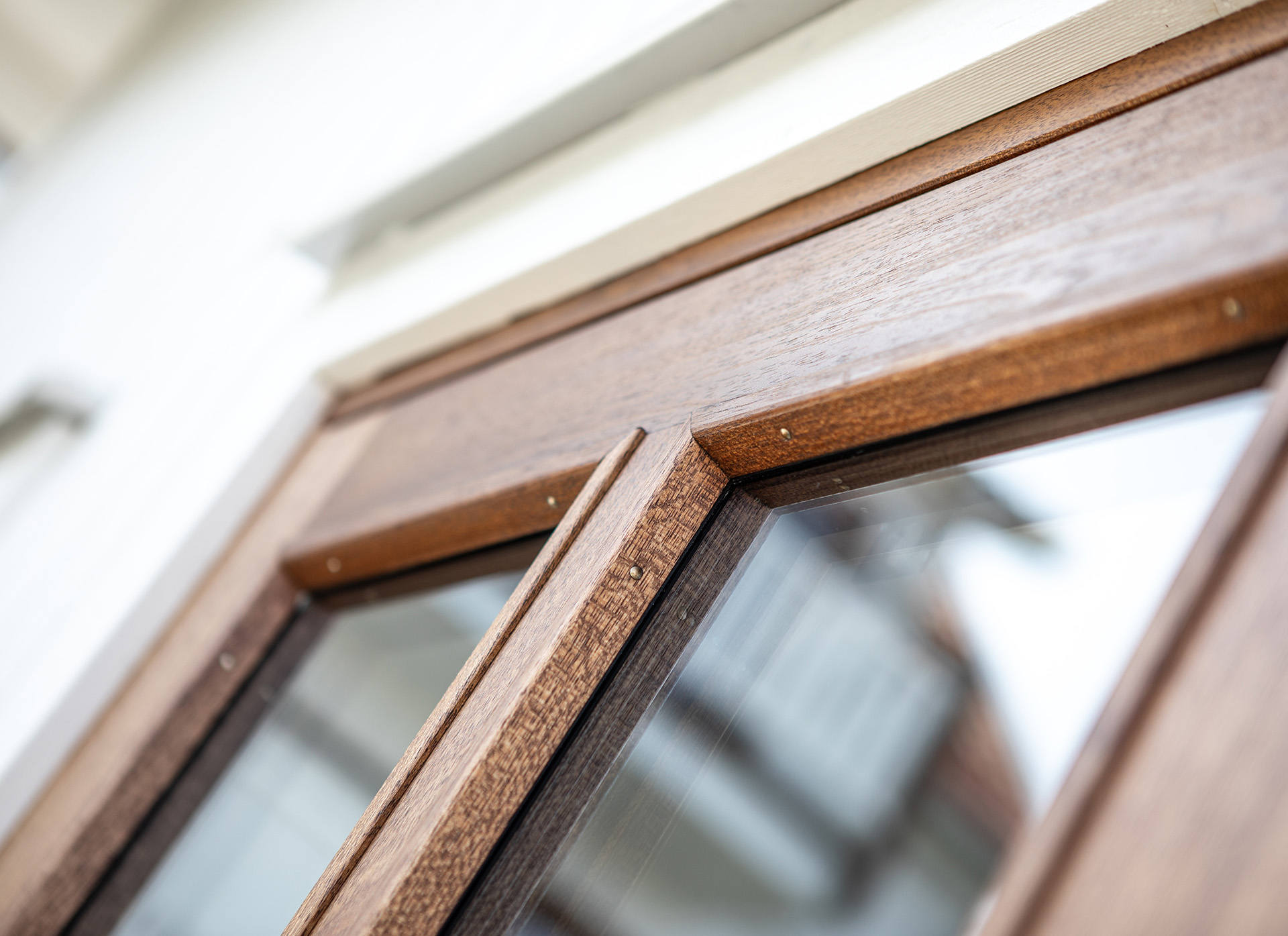 detalj av fönsterdörr i trä